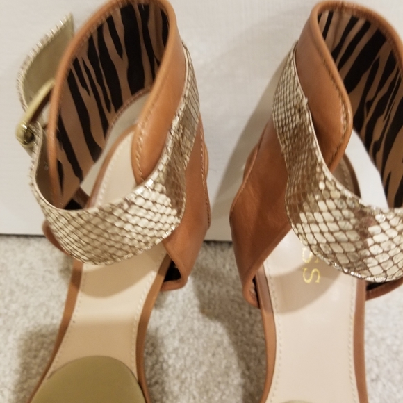 Guess sandals. Two tones colors. Can dress up any outfit - Picture 6 of 7